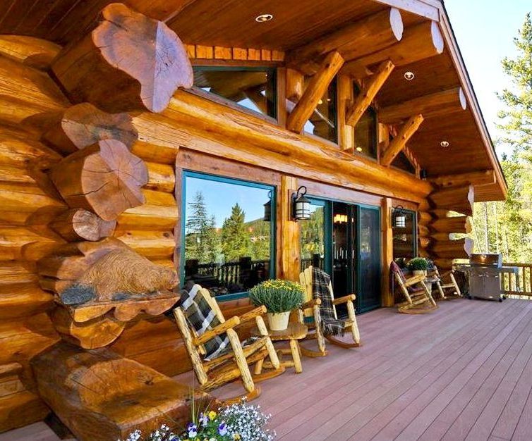 Naturstammhaus - ein Haus aus natürlichen Holzstämmen Naturstammhaus - ein Haus aus natürlichen Holzstämmen