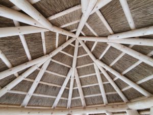 Detailaufnahme des Dachstuhls unseres Pavillons – traditionelle Handwerkskunst in moderner Ausführung.