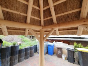 Holzstamm als Pfosten und Querbalken Holzstamm als Pfosten und Querbalken