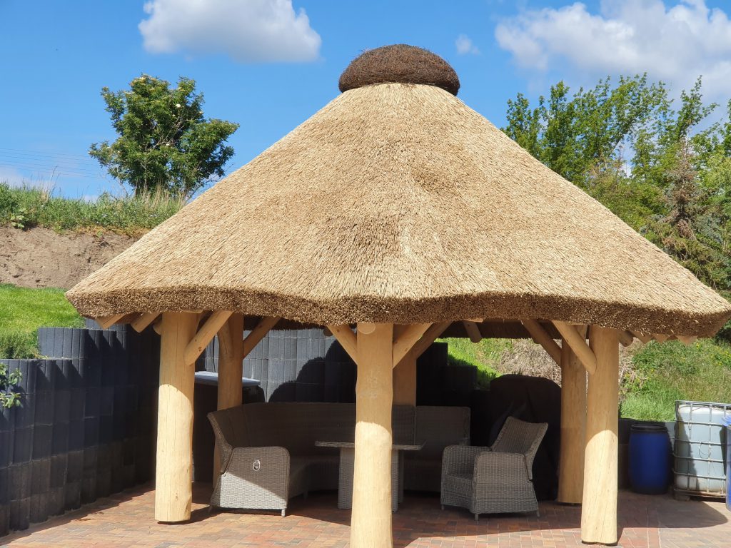 Gartenpavillon mit Reetdach aus Polen