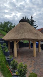 Gartenpavillon mit Reetdach aus Polen