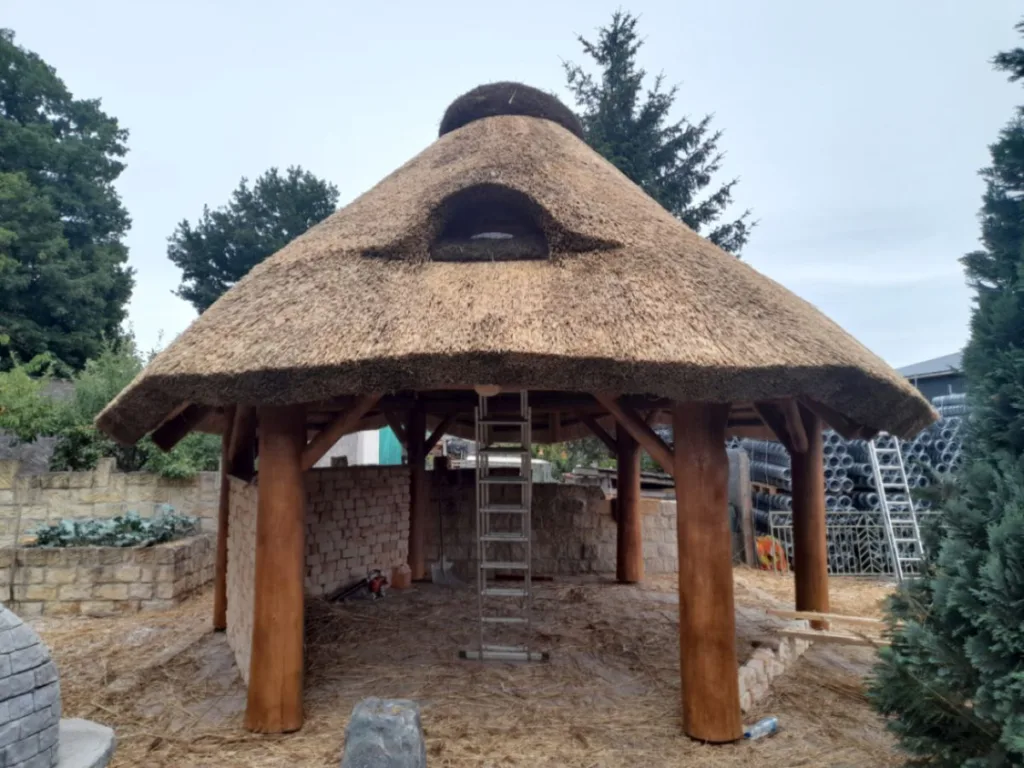 Gartenpavillon mit Reetdach, Rohrdach oder Schilfdach aus Polen